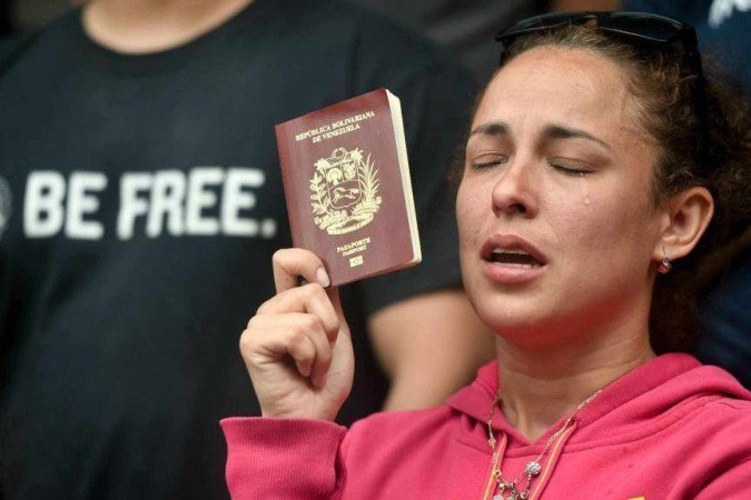 Adelys Ferro (centro) e Helene Villalonga (à direita) dirigem grupos de ativistas que questionam a eliminação do TPS para os venezuelanos. - (crédito: Getty Images) Adelys Ferro (centro) e Helene Villalonga (à direita) dirigem grupos de ativistas que questionam a eliminação do TPS para os venezuelanos. - (crédito: Getty Images)