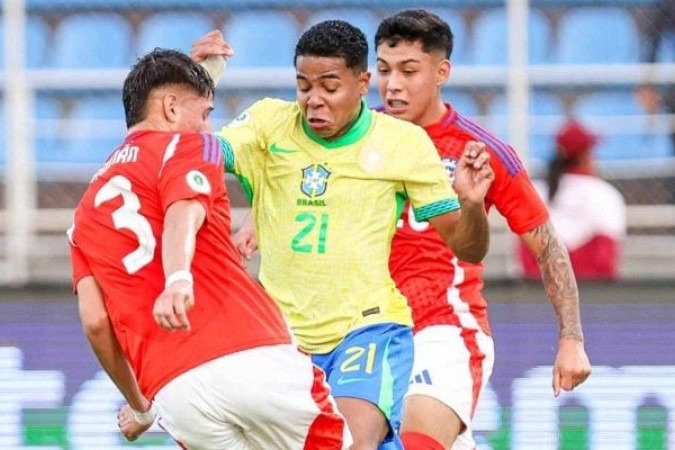 Wesley recebe a marcação dupla do Chile. Atacante passou em branco. Mas Brasil vence por 3 a 0 - (crédito: Divulgação / Conmebol) Wesley recebe a marcação dupla do Chile. Atacante passou em branco. Mas Brasil vence por 3 a 0 - (crédito: Divulgação / Conmebol)