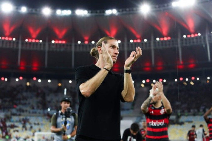 FILIPE LUÍS - O Flamengo dominou o Vasco no primeiro tempo, mas não conseguiu definir o clássico e correu riscos. No segundo tempo, sofreu nos primeiros 20 minutos, mas o treinador acertou nas mudanças, como as entradas de Léo Ortiz e Allan, que ajudaram a conter a pressão. Logo, o Rubro-Negro voltou a controlar o jogo e, assim, chegou ao segundo gol. NOTA: 7,5 - Foto: Divulgação / Flamengo