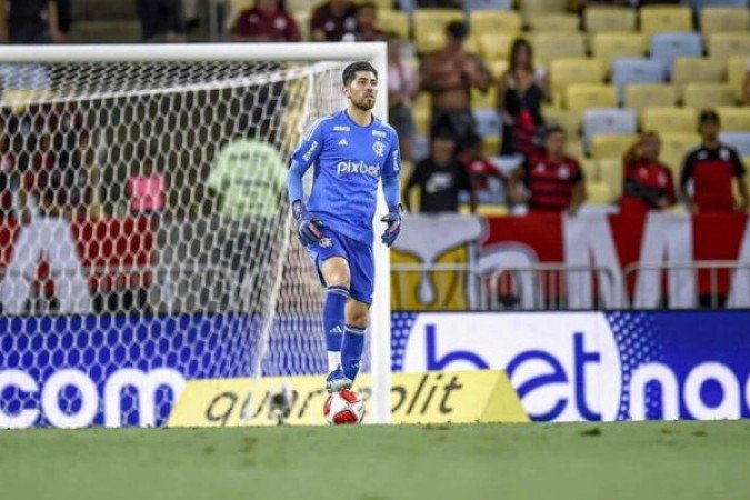 ROSSI - Teve mais trabalho no segundo tempo, já que no primeiro tempo sequer sujou o uniforme. Foi bem quando foi exigido e fez uma boa defesa em chute de Tchê Tchê. NOTA: 6,5 - Foto: Divulgação / Flamengo