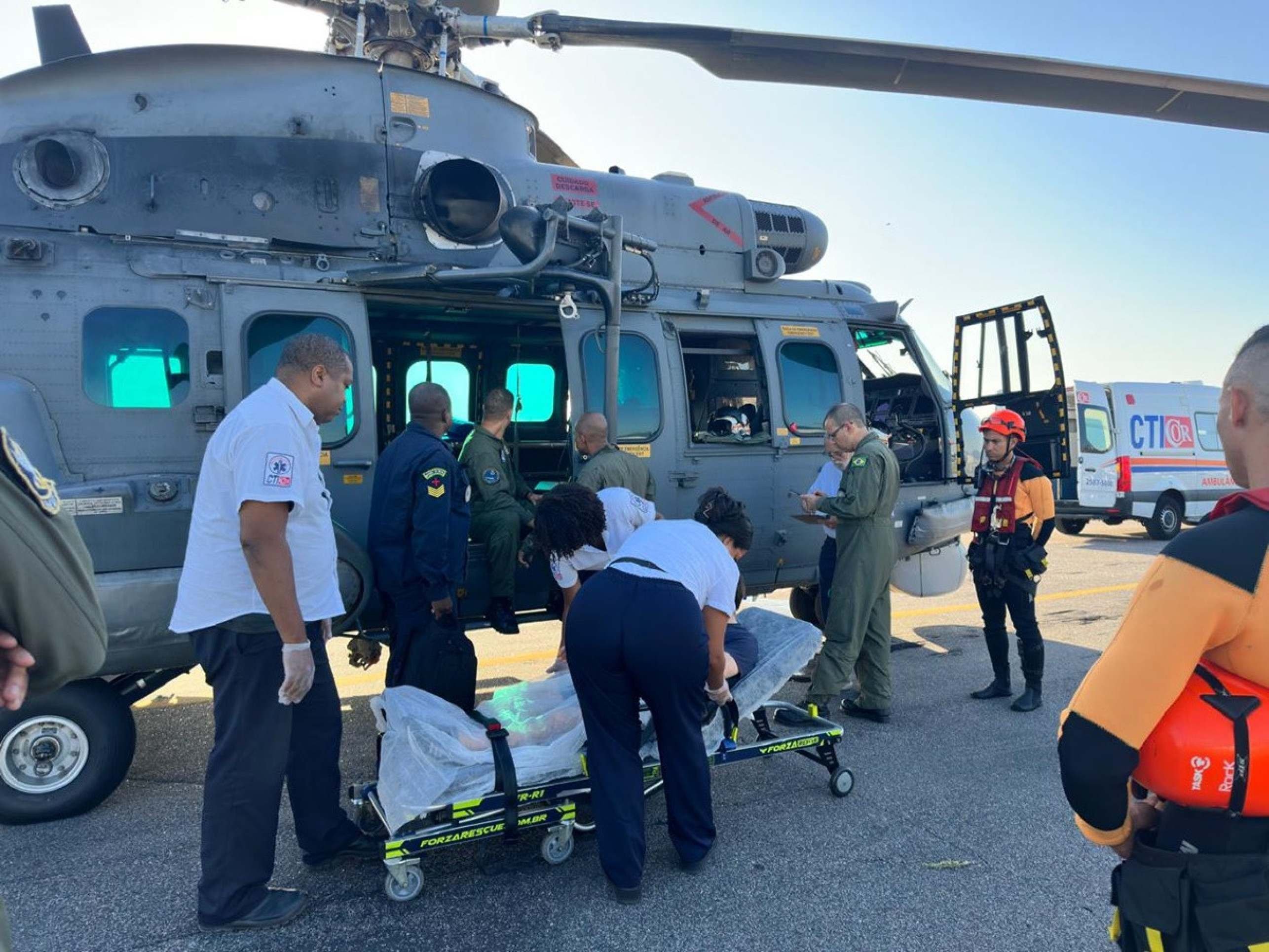 Homem de 35 anos foi resgatado pela Marinha após apresentar sinais de infarto em alto-mar, neste domingo (16/2)