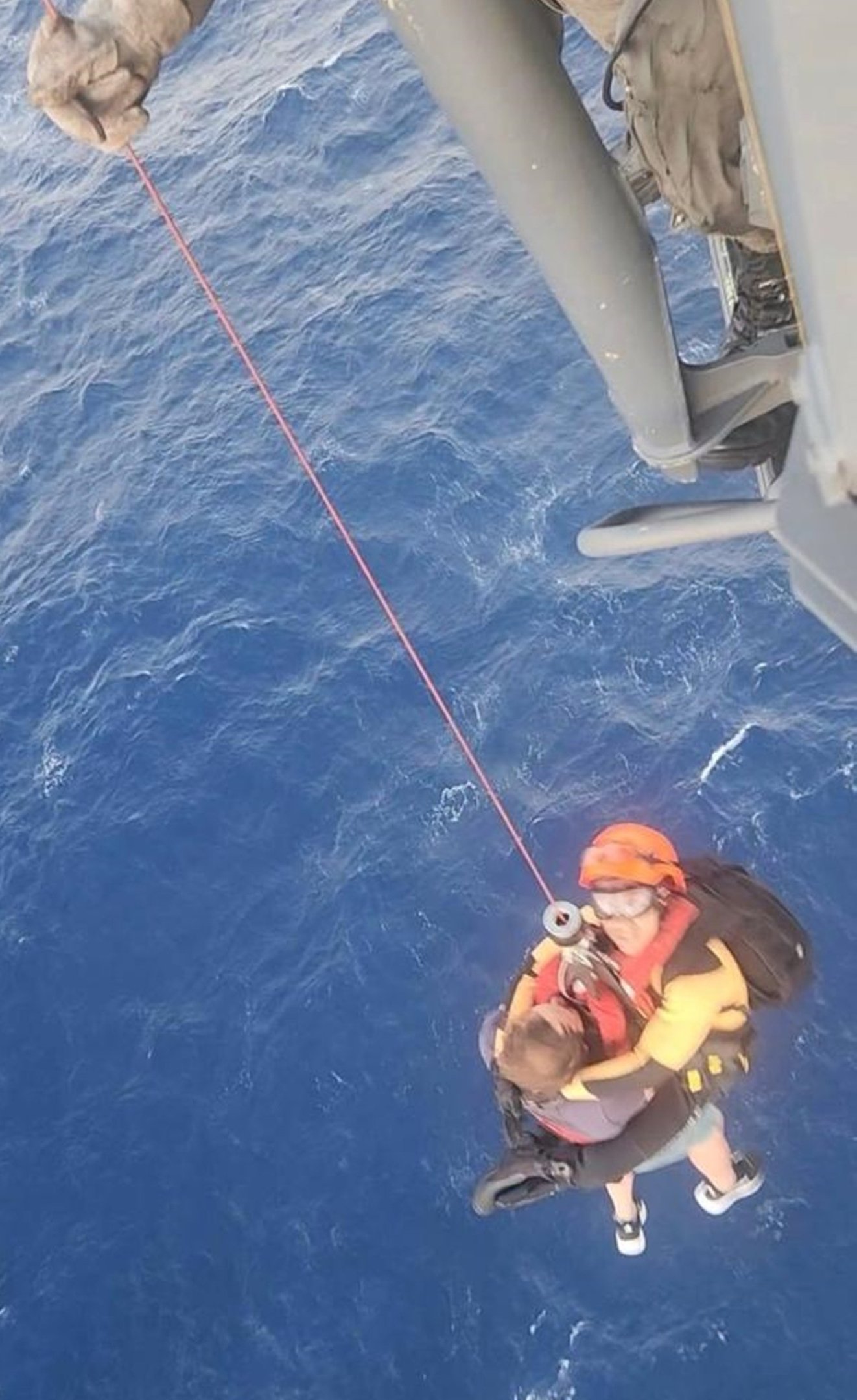 Homem de 35 anos foi resgatado pela Marinha após apresentar sinais de infarto em alto-mar, neste domingo (16/2)