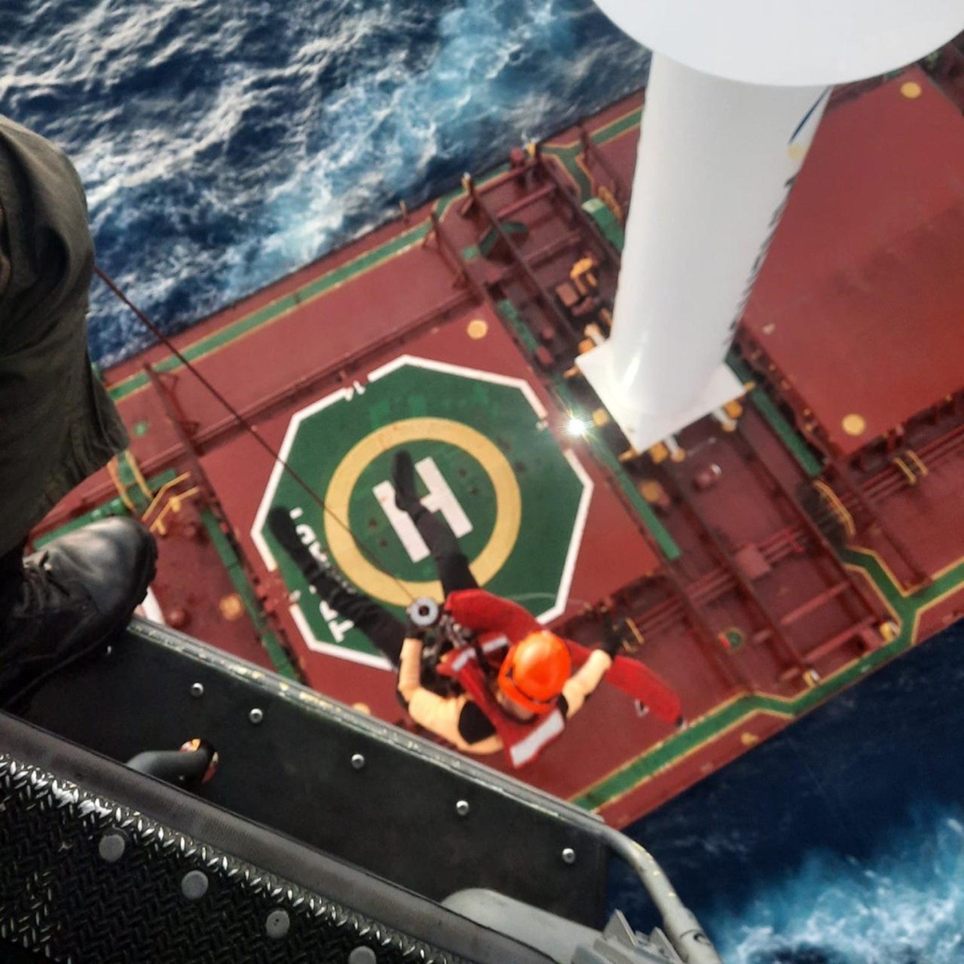 Homem de 35 anos foi resgatado pela Marinha após apresentar sinais de infarto em alto-mar, neste domingo (16/2)