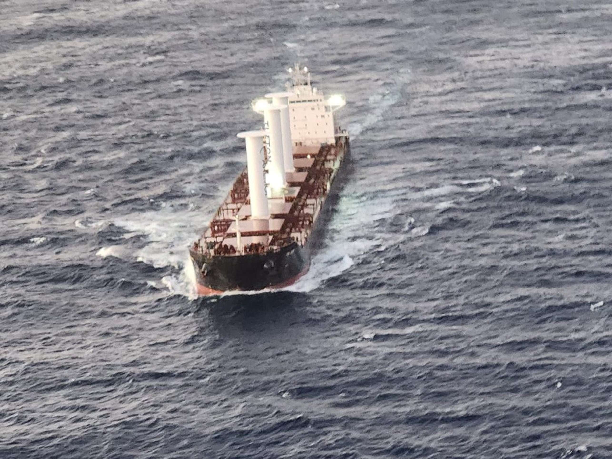 Homem de 35 anos foi resgatado pela Marinha após apresentar sinais de infarto em alto-mar, neste domingo (16/2)