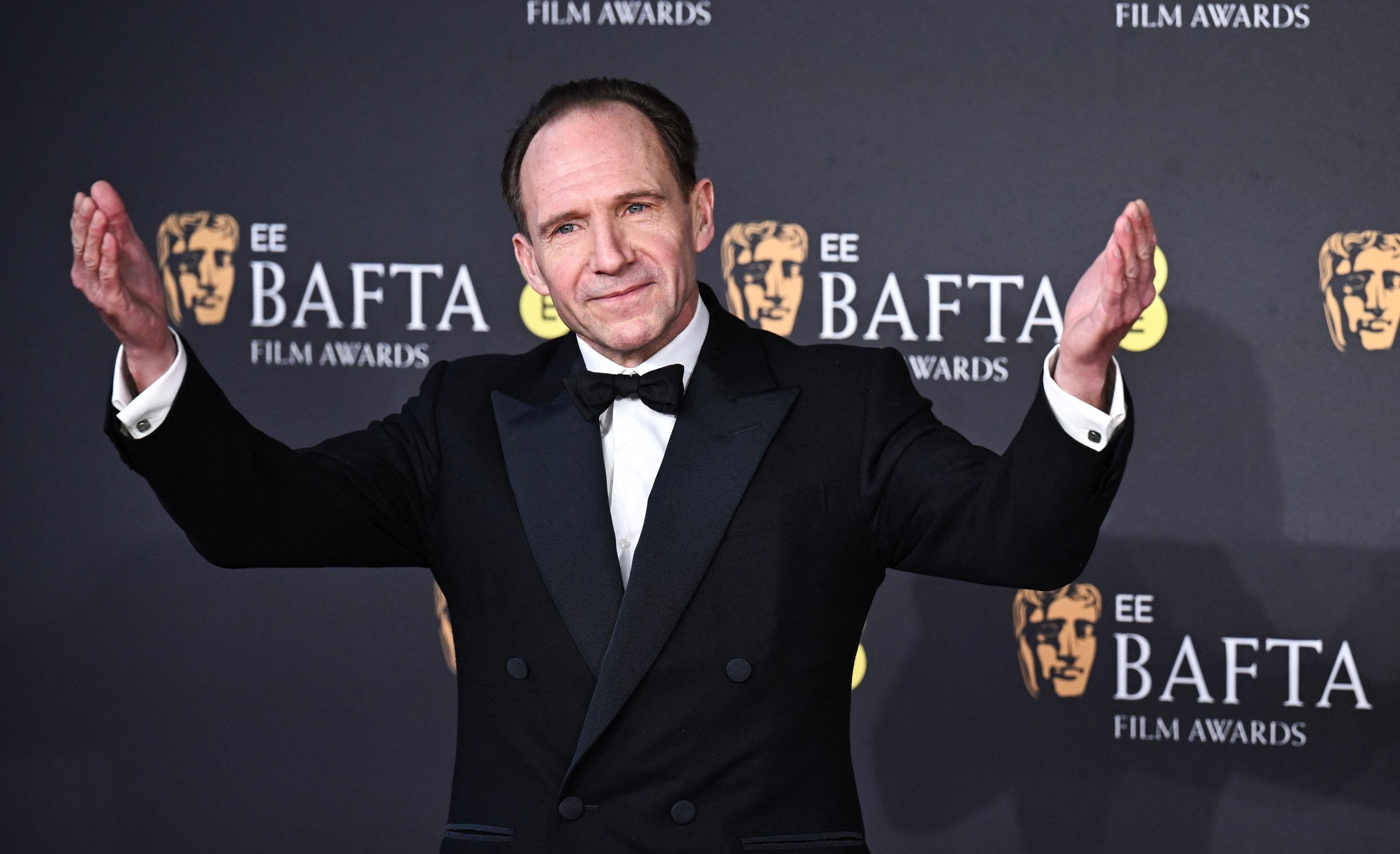 Ralph Fiennes concorre como melhor ator pela atuação em 'Conclave', longa que também foi indicado na categoria de melhor filme do Oscar