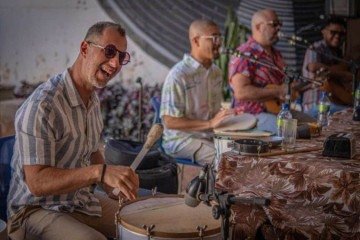 O grupo Vai que é samba comanda a roda musical
com gosto de folia - (crédito: Divulgação) O grupo Vai que é samba comanda a roda musical
com gosto de folia - (crédito: Divulgação)