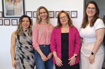 Concurso da Anvisa: comissão ao lado da secretária de Trabalho e Educação do Ministério da Saúde, Isabela Cardoso (vestido preto) Concurso da Anvisa: representantes da comissão de aprovados ao lado da secretária de Trabalho e Educação do Ministério da Saúde, Isabela Cardoso (vestido preto)