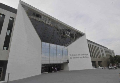  a magistrada é acusada de receber propinas do esquema por meio de cheques, depósitos em dinheiro vivo, um relógio Rolex e até jantares em um restaurante japonês de Salvador -  (crédito: Nei Pinto/TJBA) - a magistrada é acusada de receber propinas do esquema por meio de cheques, depósitos em dinheiro vivo, um relógio Rolex e até jantares em um restaurante japonês de Salvador -  (crédito: Nei Pinto/TJBA)