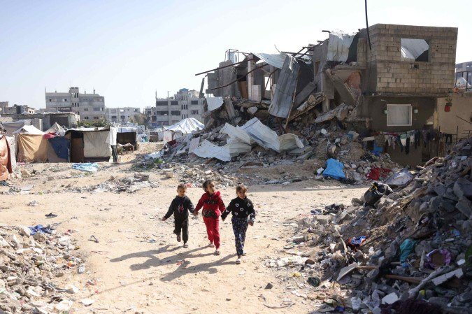 Palestinian children play amidst the rubble in Jabalia in the northern Gaza Strip on February 17, 2025. (Photo by BASHAR TALEB / AFP)
- (crédito: AFP) Palestinian children play amidst the rubble in Jabalia in the northern Gaza Strip on February 17, 2025. (Photo by BASHAR TALEB / AFP)
- (crédito: AFP)