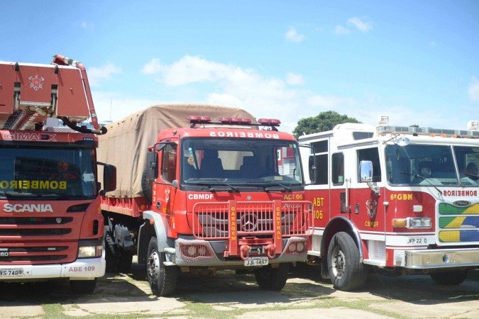 Imediatamente os bombeiros iniciaram o combate com linhas de mangueiras e o fogo foi contido -  (crédito:  Ed Alves CB/DA Press)