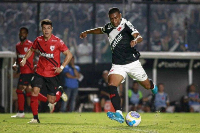Rayan quase marcou um golaço contra o Atlético-GO; jogador volta ao Vasco - (crédito: Foto: Matheus Lima/Vasco) Rayan quase marcou um golaço contra o Atlético-GO; jogador volta ao Vasco - (crédito: Foto: Matheus Lima/Vasco)