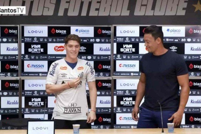 Alvo do Botafogo, Benjamín Rolheiser itiu que situação de instabilidade do Botafogo interferiu em sua escolha pelo Santos - (crédito: Foto: Reprodução / Santos TV) Alvo do Botafogo, Benjamín Rolheiser itiu que situação de instabilidade do Botafogo interferiu em sua escolha pelo Santos - (crédito: Foto: Reprodução / Santos TV)