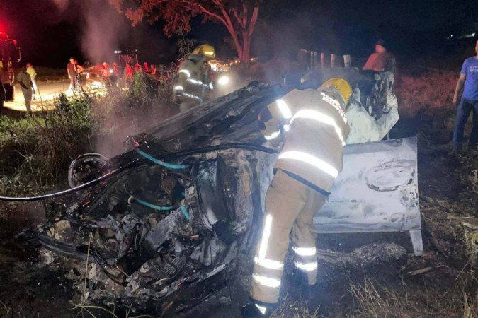 Depois que o fogo foi apagado, os bombeiros encontraram os corpos dos irmãos no interior do carro - (crédito: CBMMG) Depois que o fogo foi apagado, os bombeiros encontraram os corpos dos irmãos no interior do carro - (crédito: CBMMG)