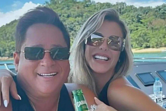 Poliana Rocha flagra Leonardo ‘doidão’ em roda de amigos: ‘Cachaça humilha’