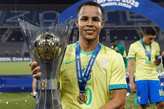 Pedrinho com mais uma taça do Sul-Americano sub-20 pela Seleção Brasileira - (crédito: Foto: Rafael Ribeiro/CBF) Pedrinho com mais uma taça do Sul-Americano sub-20 pela Seleção Brasileira - (crédito: Foto: Rafael Ribeiro/CBF)