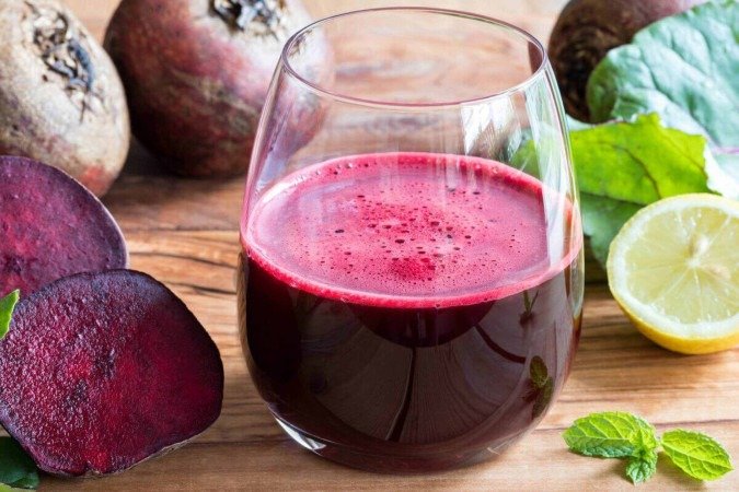 Suco de beterraba com limão (Imagem: Madeleine Steinbach | Shutterstock) - (crédito: EdiCase) Suco de beterraba com limão (Imagem: Madeleine Steinbach | Shutterstock) - (crédito: EdiCase)