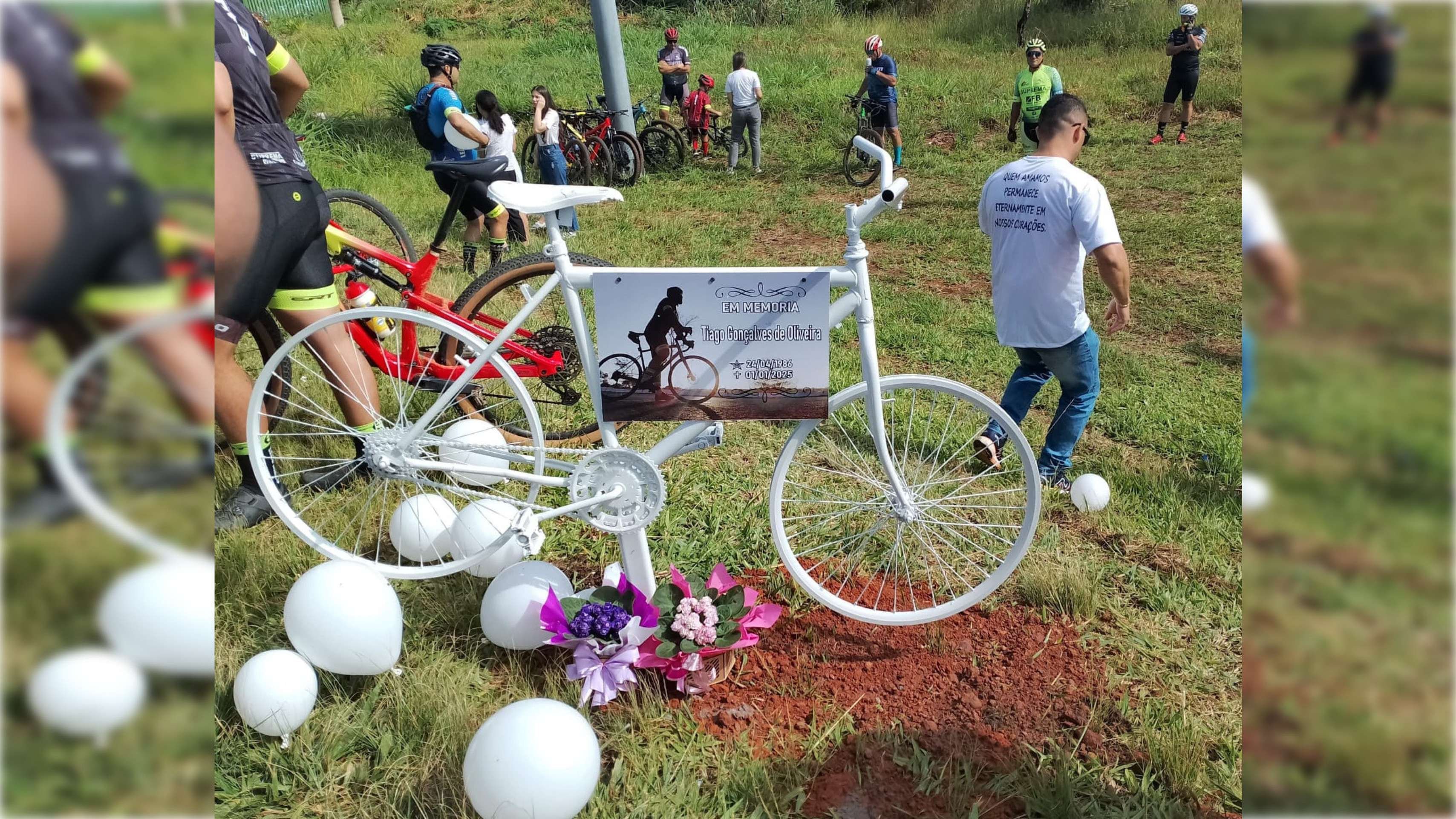 Vídeo: Ciclistas fazem protesto em homenagem a empresário morto na BR-070 Vídeo: Ciclistas fazem protesto em homenagem a empresário morto na BR-070