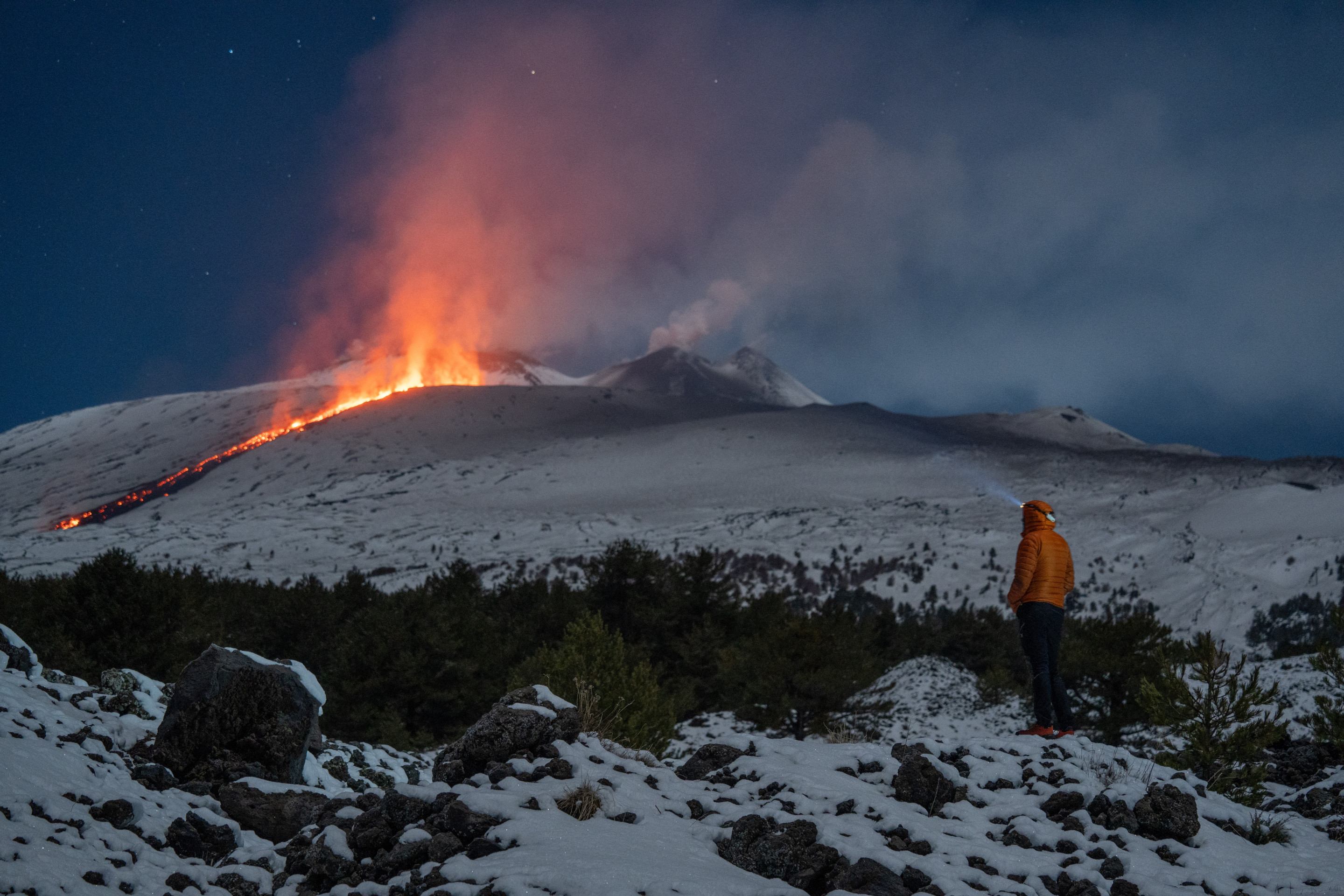 Fluxos de lava de uma fratura do vulcão Etna durante a noite de 10 de fevereiro de 2025 Fluxos de lava de uma fratura do vulcão Etna durante a noite de 10 de fevereiro de 2025       