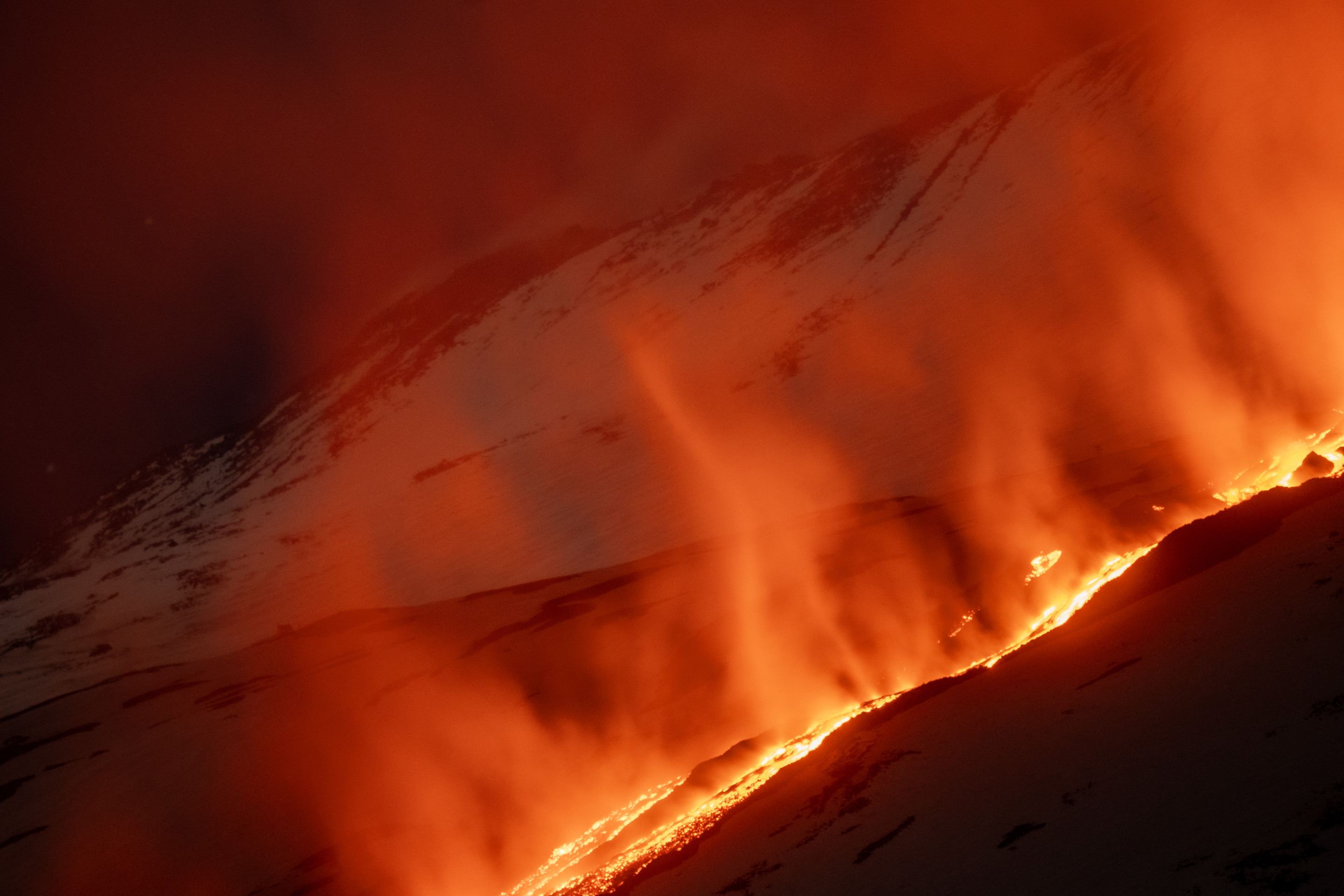 Fluxos de lava de uma fratura do vulcão Etna durante a noite de 10 de fevereiro de 2025       