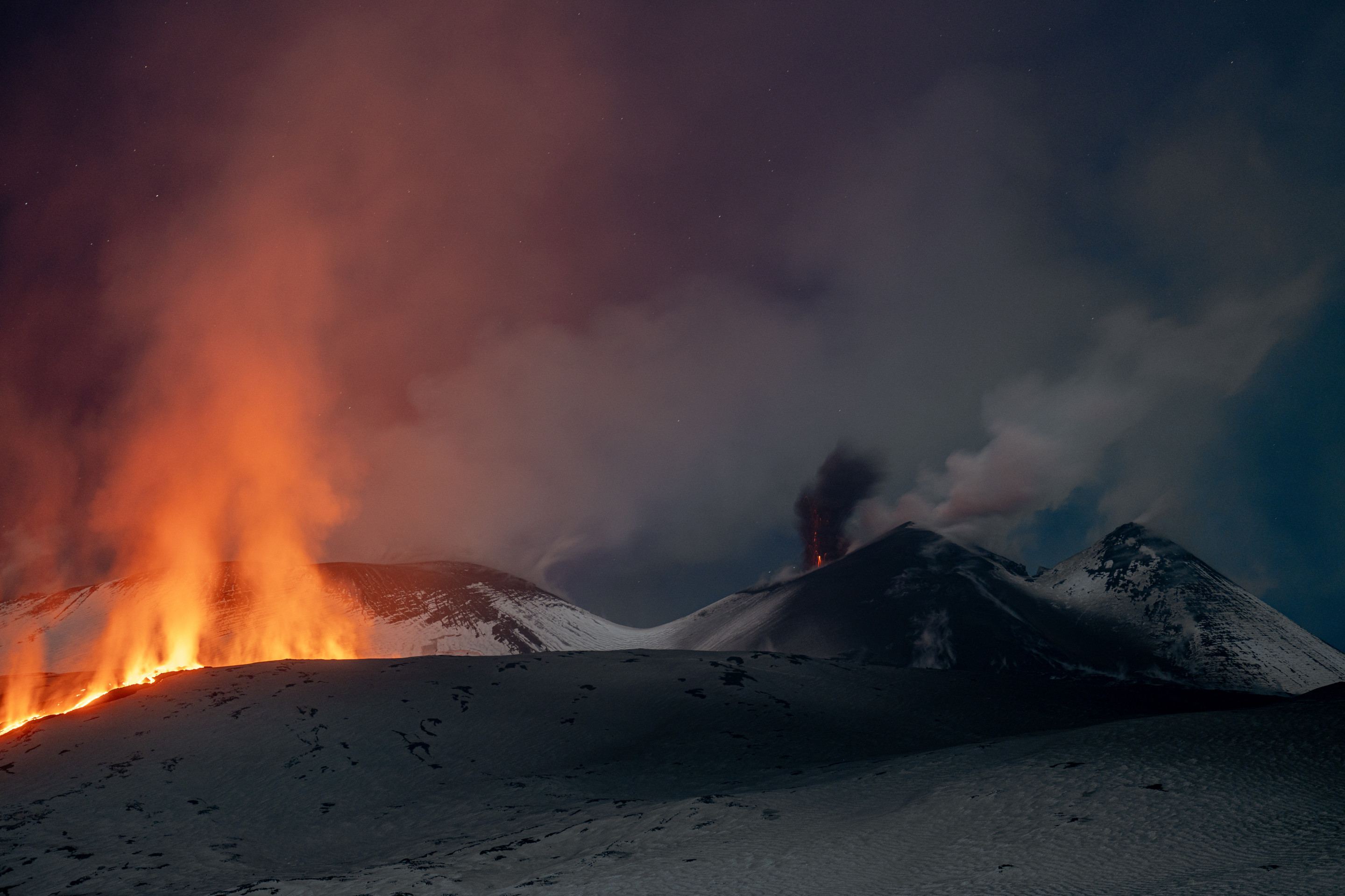 Fluxos de lava de uma fratura no vulcão Etna no final de 10 de fevereiro de 2025             