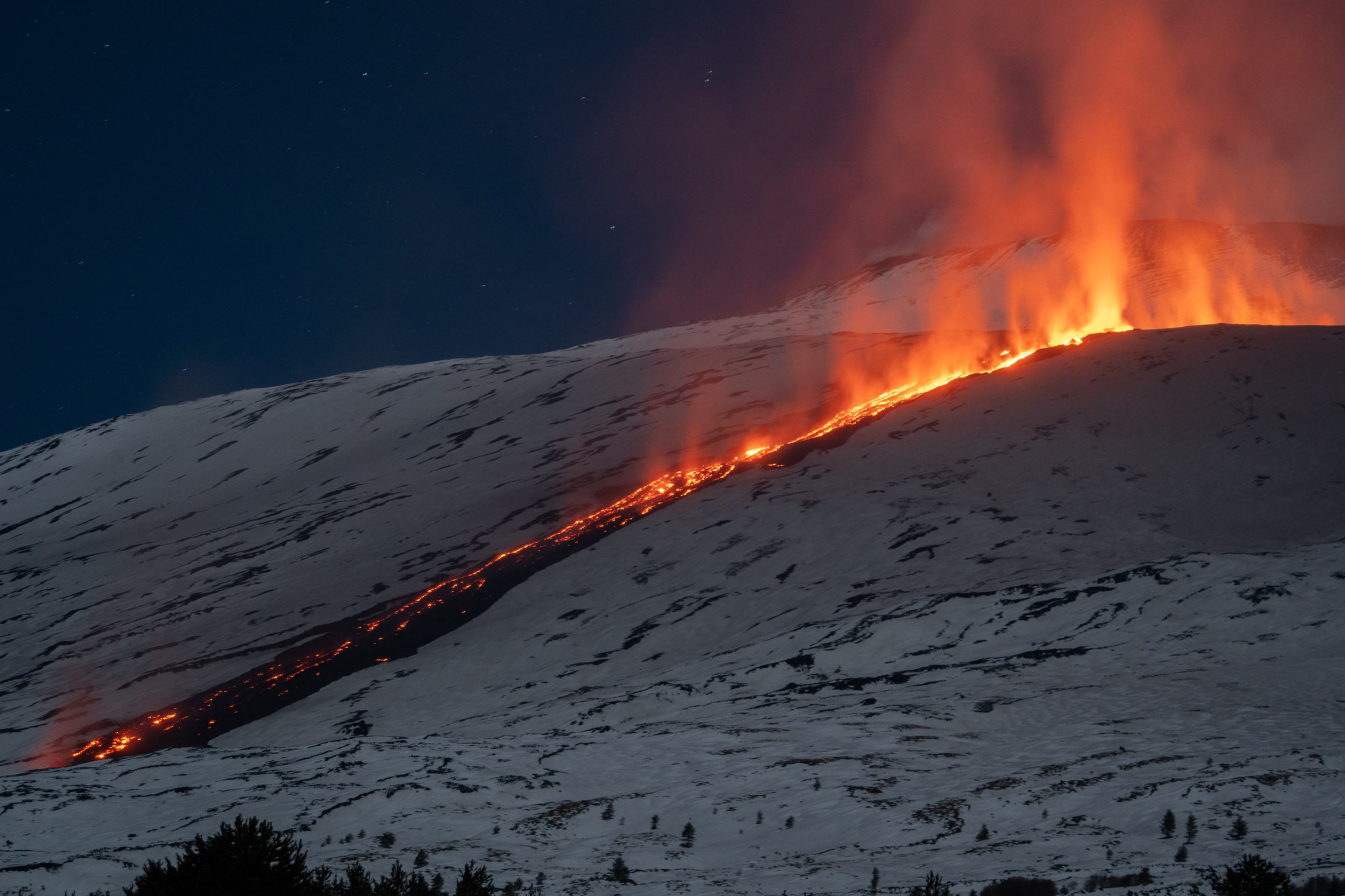 Fluxos de lava de uma fratura do vulcão Etna durante a noite de 10 de fevereiro de 2025       