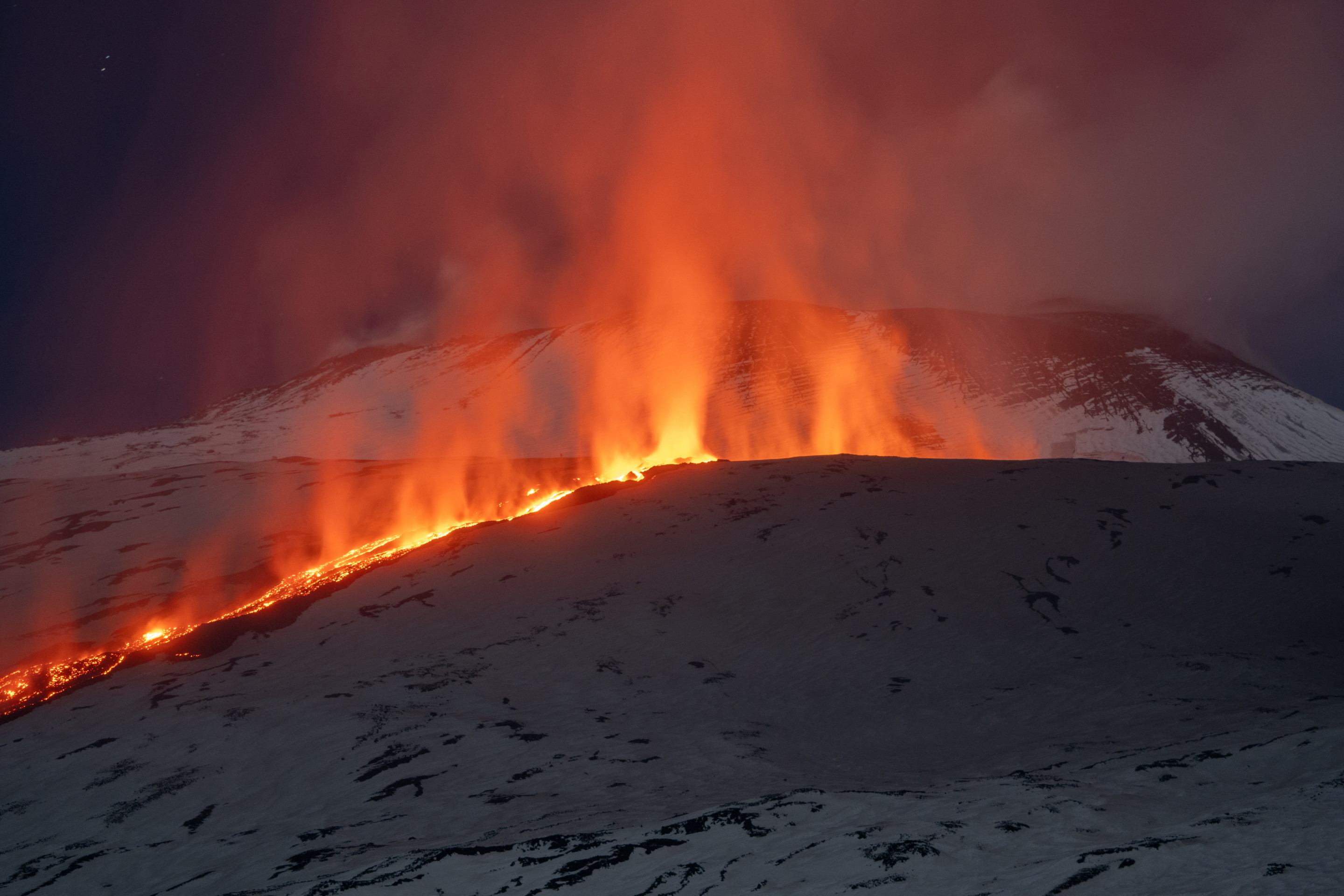 Fluxos de lava de uma fratura do vulcão Etna durante a noite de 10 de fevereiro de 2025       