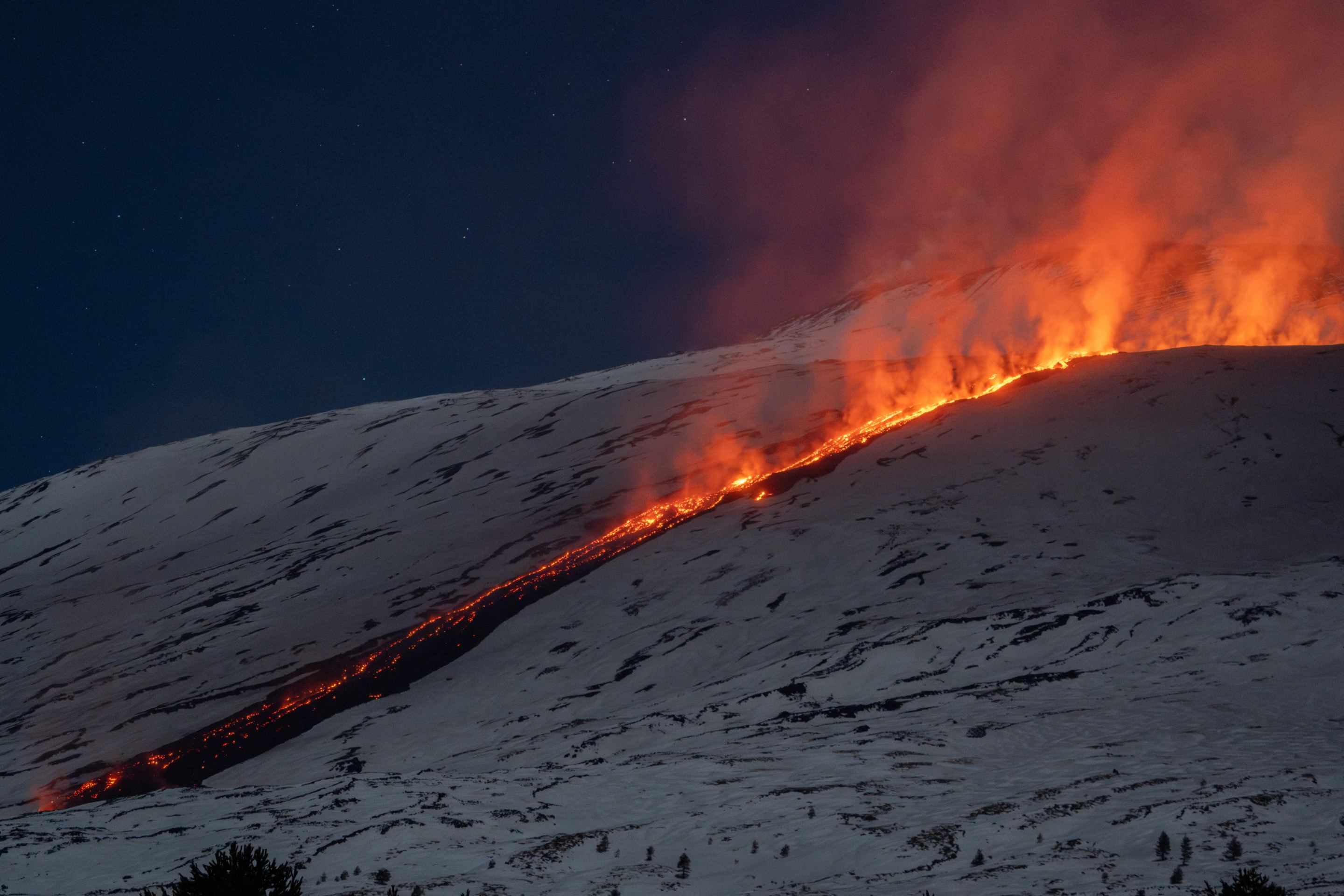 Fluxos de lava de uma fratura do vulcão Etna durante a noite de 10 de fevereiro de 2025       