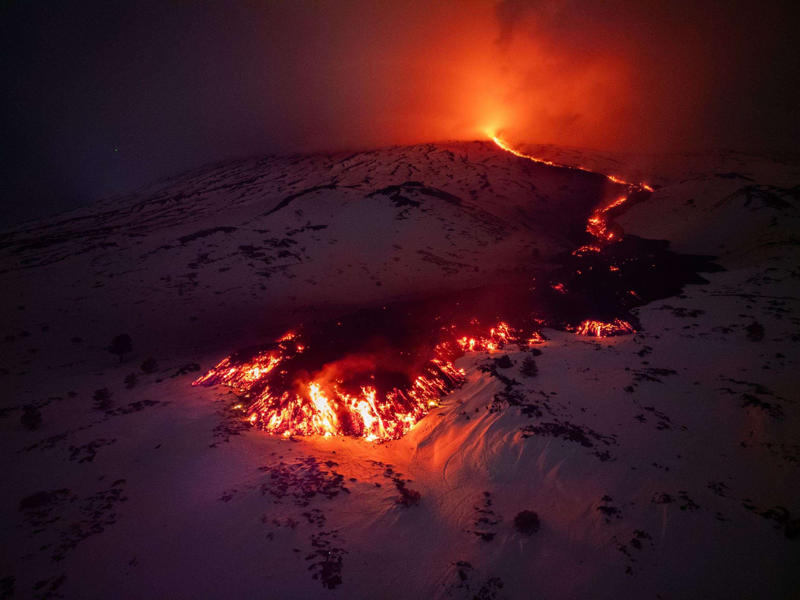 Fluxos de lava de uma fratura no Monte Etna durante uma erupção do vulcão em 14 de fevereiro de 2025                        