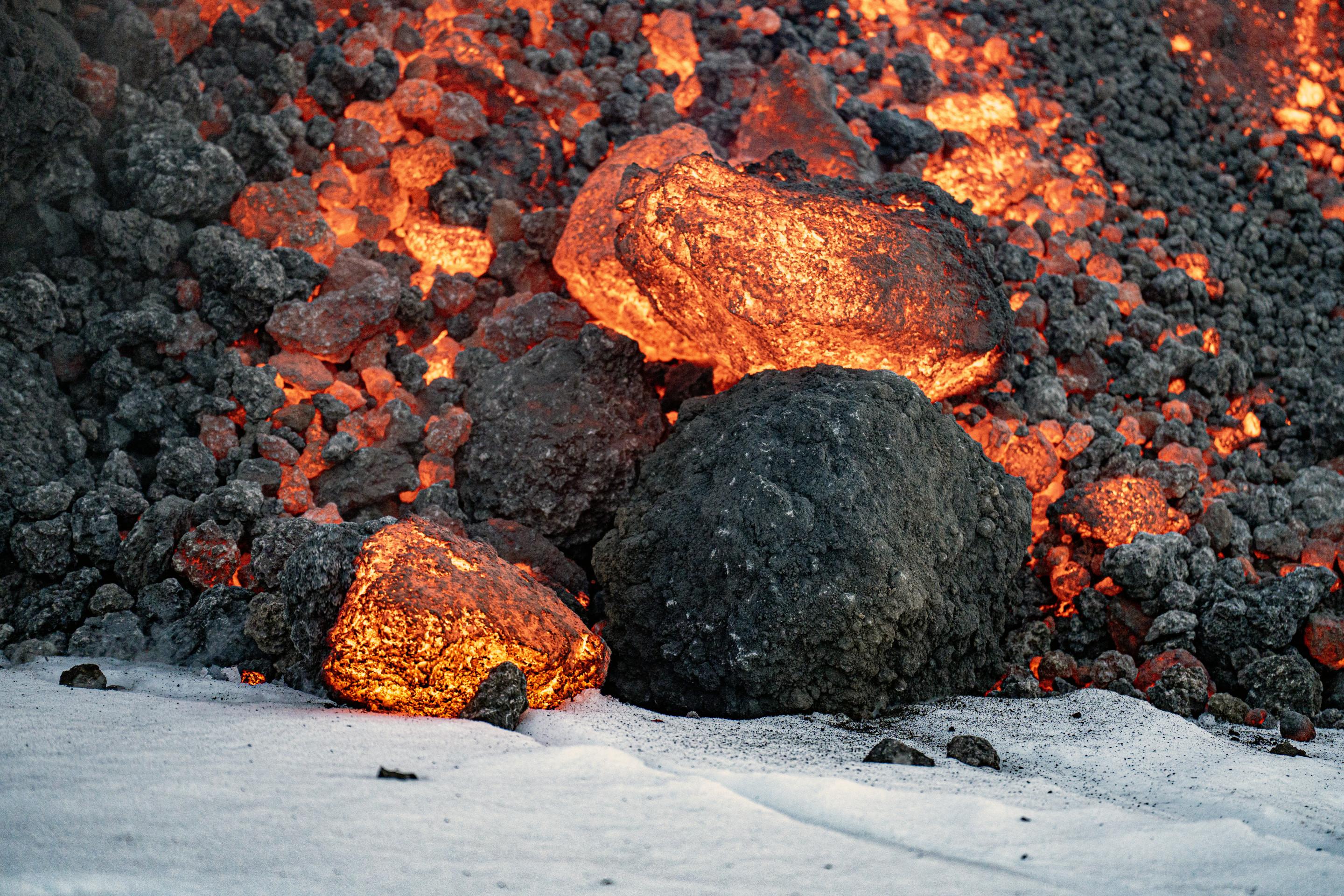 Fluxos de lava de uma fratura no Monte Etna durante uma erupção do vulcão em 14 de fevereiro de 2025                  