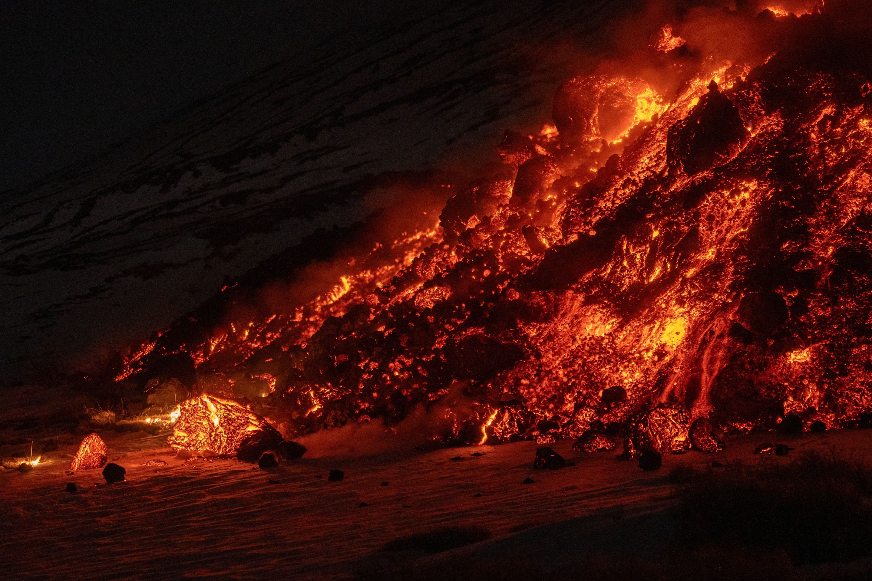 Fluxos de lava de uma fratura no Monte Etna durante uma erupção do vulcão em 14 de fevereiro de 2025      