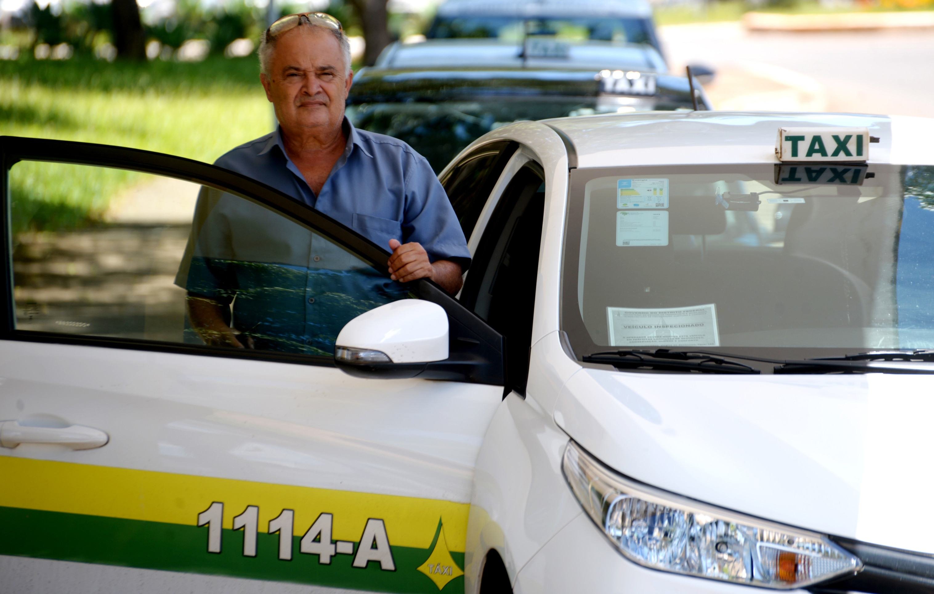O primeiro carro que Francisco de Paulo Lira usou no trabalho foi um fusca amarelo 