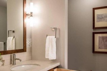 Os planejados são mais úteis e versáteis: gavetas embutidas são uma boa solução para o banheiro