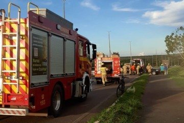 Dois homens, que ocupavam o carro envolvido no acidente, foram transportados ao Hospital Regional de Planaltina (HRP) - (crédito: CBMDF) Dois homens, que ocupavam o carro envolvido no acidente, foram transportados ao Hospital Regional de Planaltina (HRP) - (crédito: CBMDF)
