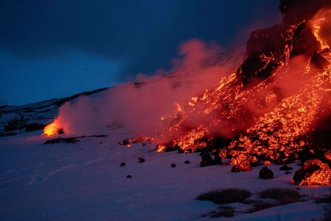 Fluxos de lava de uma fratura no Monte Etna durante uma erupção do vulcão em 14 de fevereiro de 2025  -  (crédito: Etna Walk/AFP)