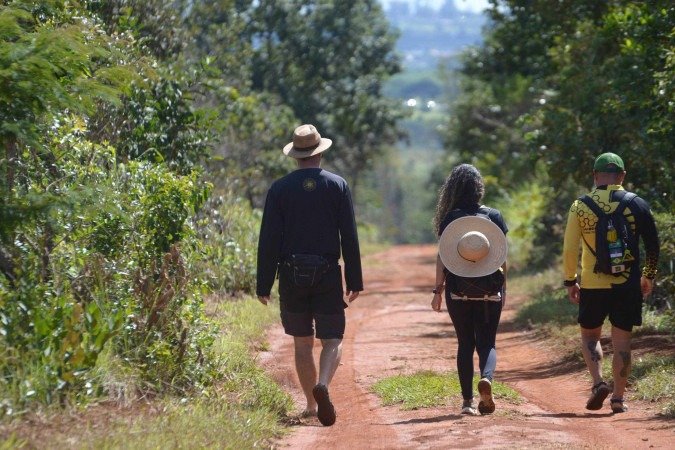 Trilheiros desbravam caminhos: orientados pelas Trilheiros desbravam caminhos: orientados pelas