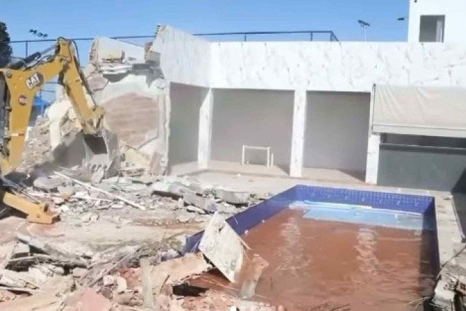O imóvel estava em construção no Jardim Primavera, Duque de Caxias, na Baixada Fluminense - (crédito: Reprodução/Instagram/@claudiocastrorj) O imóvel estava em construção no Jardim Primavera, Duque de Caxias, na Baixada Fluminense - (crédito: Reprodução/Instagram/@claudiocastrorj)