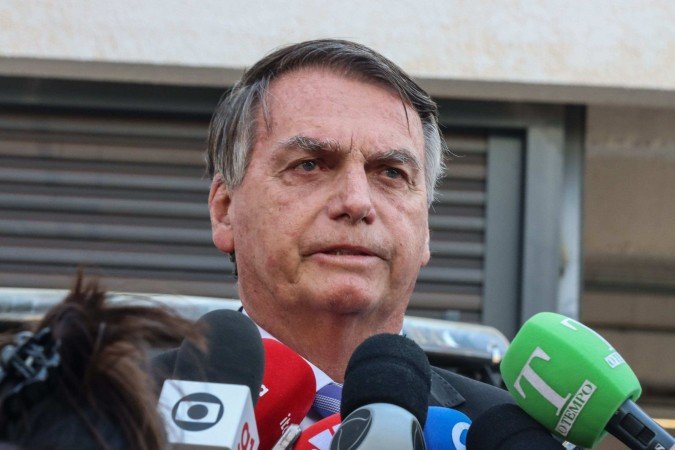 O ex-presidente Jair Bolsonaro, fala com jornalistas, na sede da Polícia Federal em Brasília