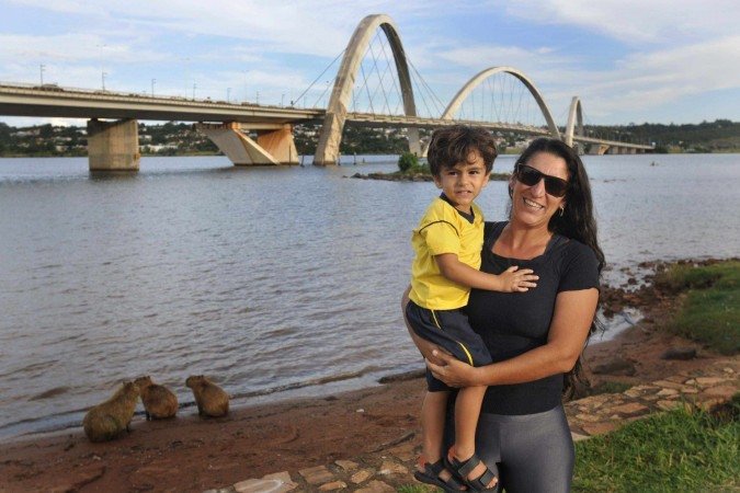  18/02/2025. Cr..dito: Minervino J..nior/CB/D.A Press. Brasil.  Brasilia - DF. Reforma da Ponte JK. Luciana Menezes com seu filho.
    