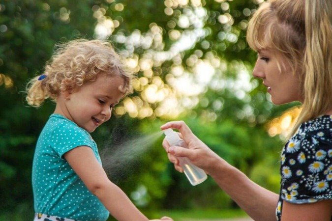 O repelente deve ser usado com cautela em crianças (Imagem: Tatevosian Yana | Shutterstock) - (crédito: EdiCase) O repelente deve ser usado com cautela em crianças (Imagem: Tatevosian Yana | Shutterstock) - (crédito: EdiCase)
