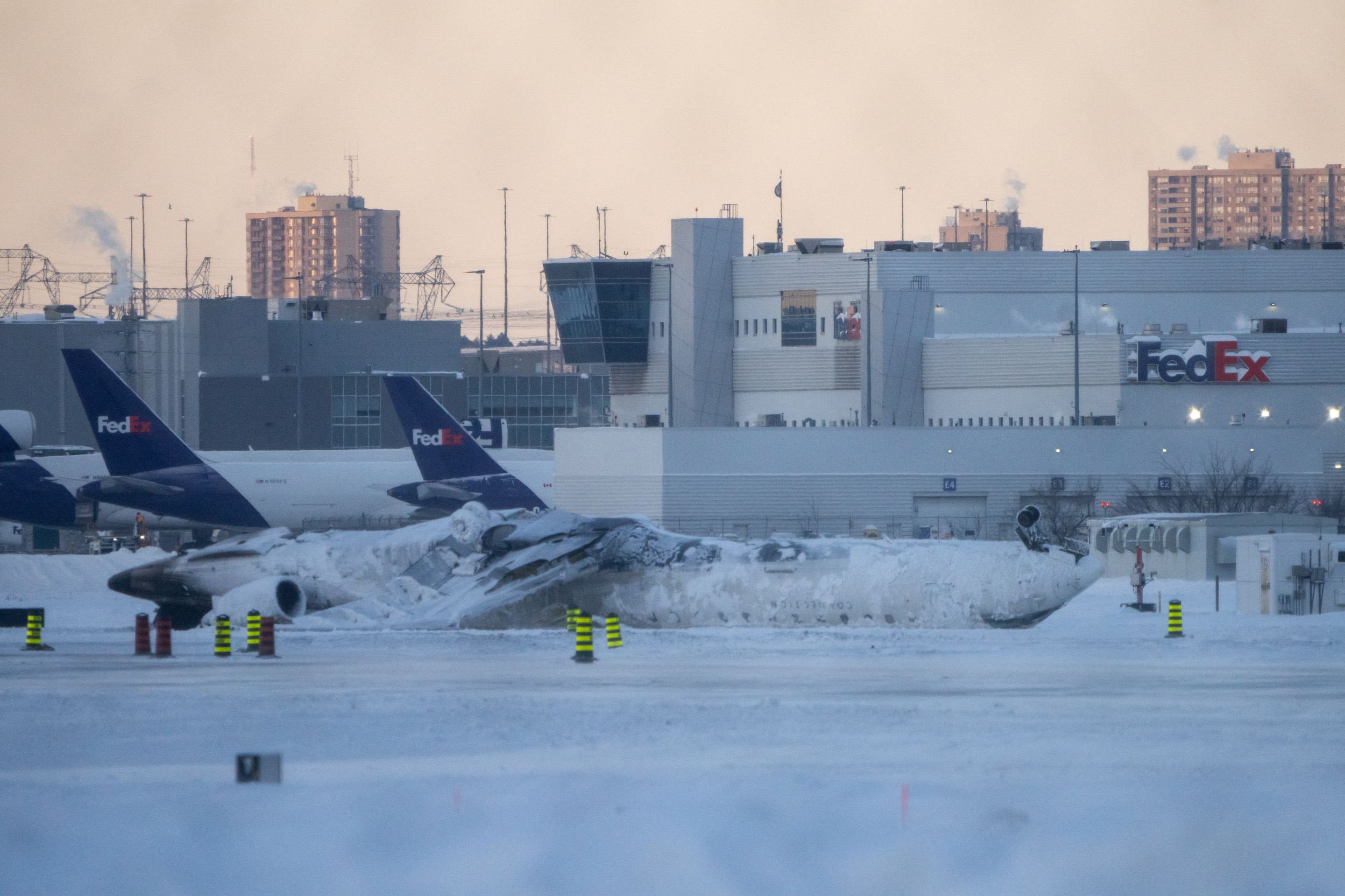 Local da queda do avião coberto de neve da Delta Airline no Aeroporto Internacional Toronto Pearson em 18 de fevereiro de 2025      