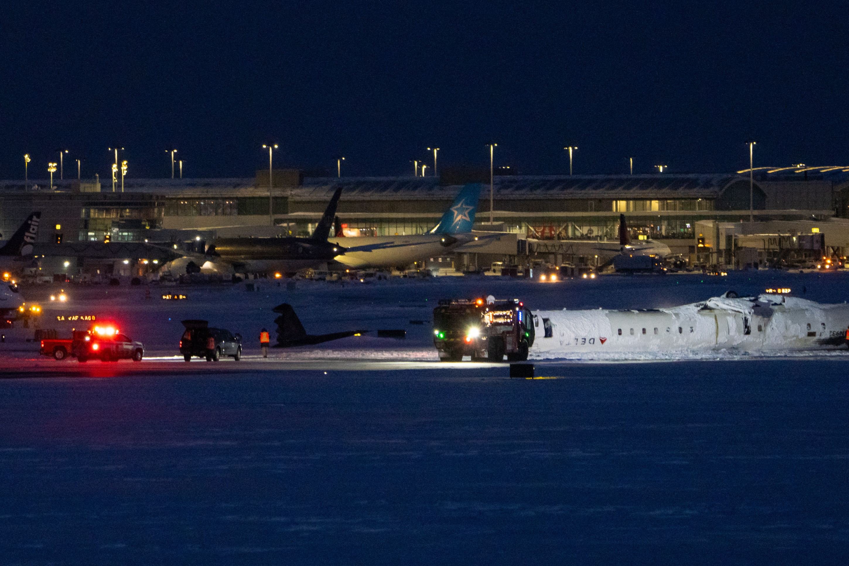 Um avião da Delta Airlines tombou após cair no início do dia no Aeroporto Internacional Toronto Pearson em 17 de fevereiro de 2025 em Toronto, Canadá      
