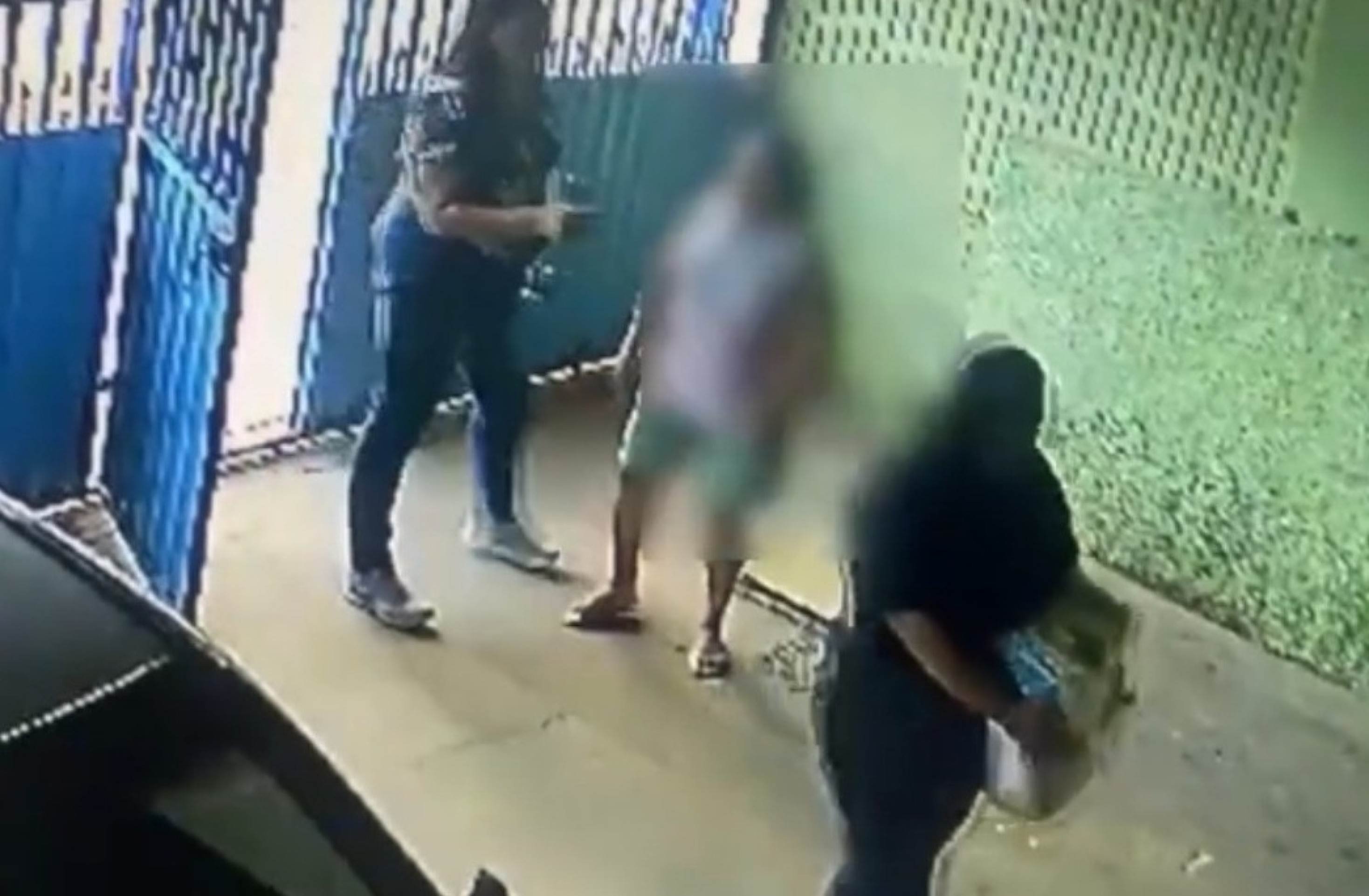 Vídeo: grupo é investigado por aplicar 'golpe da cesta básica' em idosos
