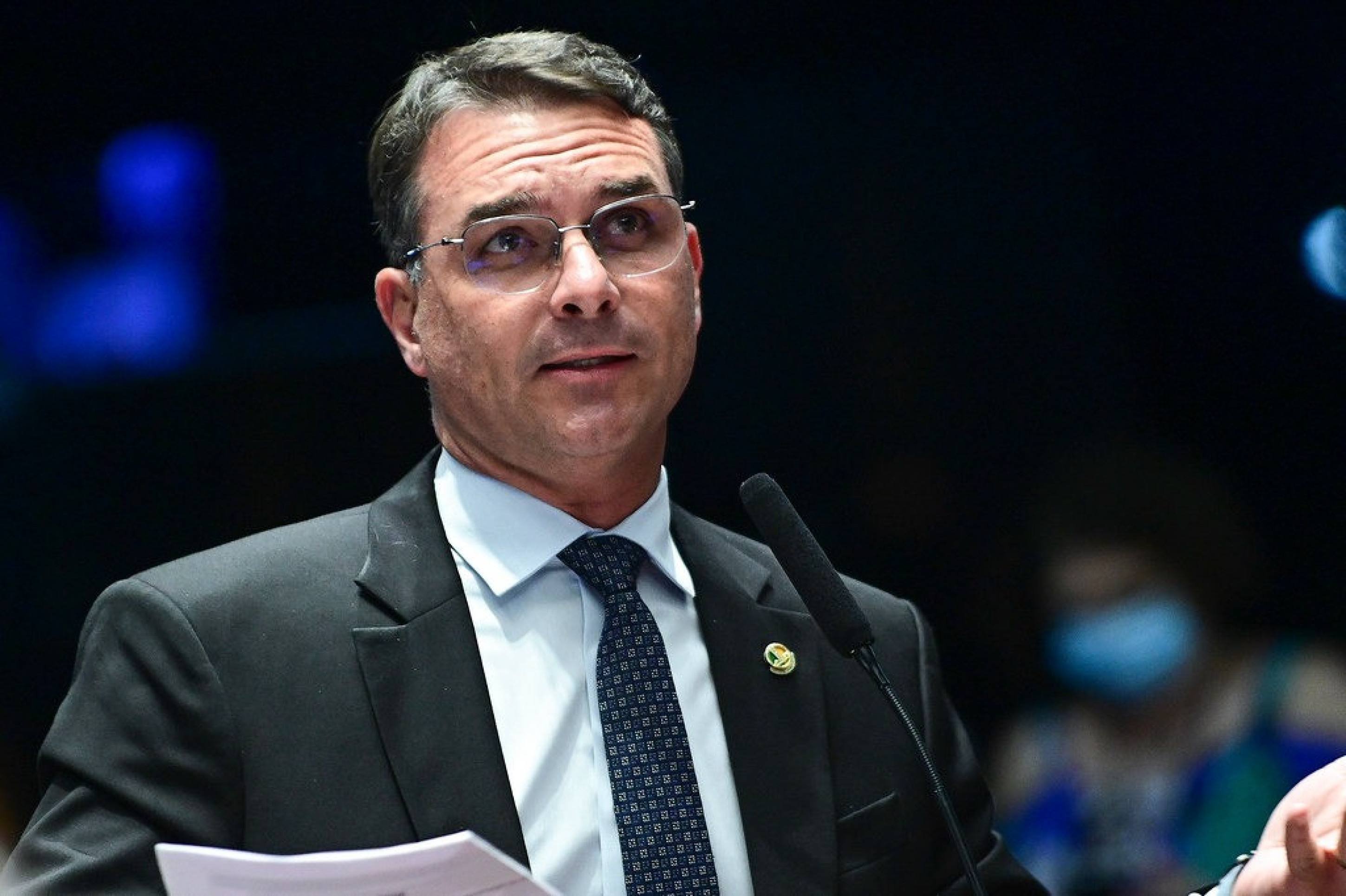 Flávio Bolsonaro quer endurecer penas contra furto de celulares