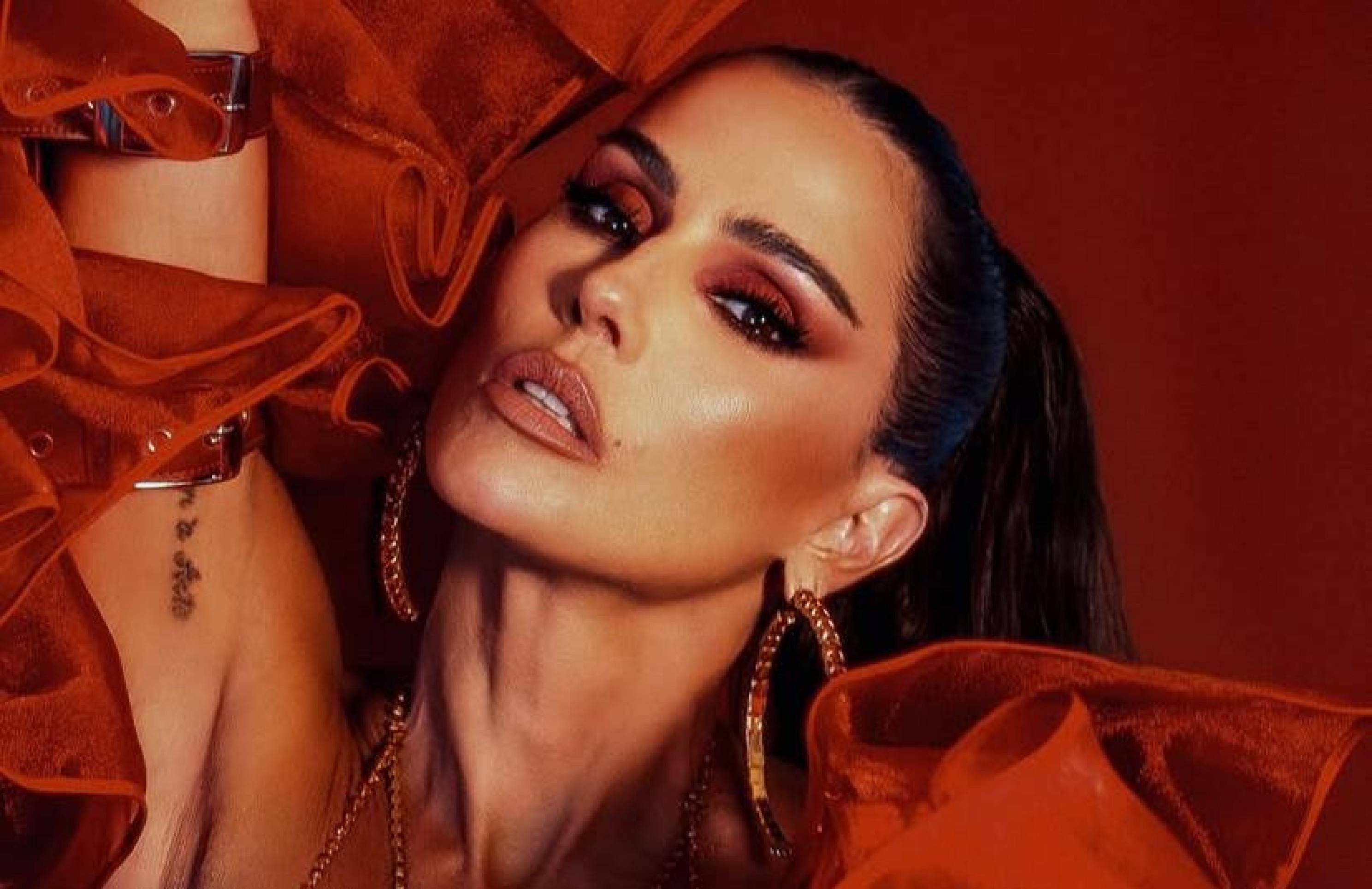 Madrinha do Salgueiro, Deborah Secco admite não saber sambar 