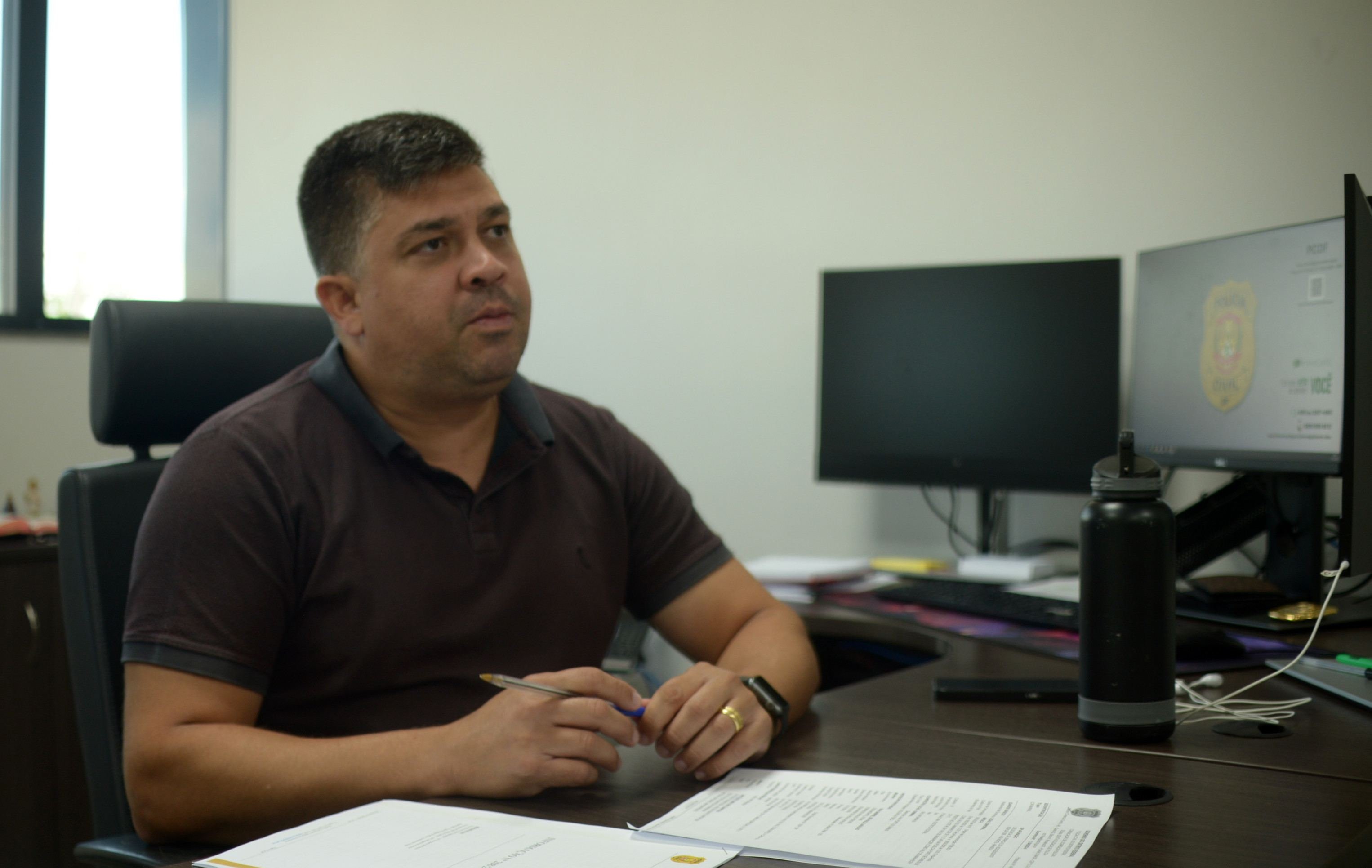 Veluziano de Castro, delegado-adjunto da 16ª, informou que a DCA ficará responsável por apurar o caso 19/02/2025 Ed Alves CB/DA Press. Cidades. Escola onde professor foi agredido por aluno, devido as novas normas do uso do celular em sala de aula. -Vale do Amanhecer.