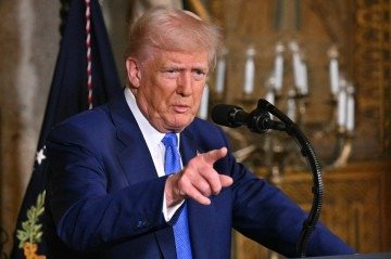 US President Donald Trump speaks during signing of executive orders at his Mar-a-Lago resort in Palm Beach, Florida, on February 18, 2025. (Photo by ROBERTO SCHMIDT / AFP)
- (crédito: Fotos: AFP) US President Donald Trump speaks during signing of executive orders at his Mar-a-Lago resort in Palm Beach, Florida, on February 18, 2025. (Photo by ROBERTO SCHMIDT / AFP)
- (crédito: Fotos: AFP)