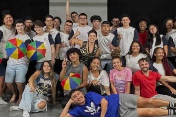Jefferson com sua turma de frevo: a dança promove a sensação de bem-estar e felicidade 
