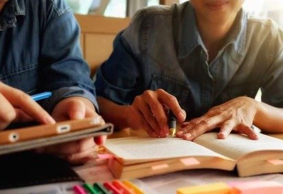 Baixa escolaridade segue associada à pobreza, à precariedade no mercado de trabalho e às desigualdades regionais -  (crédito: divulgação) -Baixa escolaridade segue associada à pobreza, à precariedade no mercado de trabalho e às desigualdades regionais -  (crédito: divulgação)
