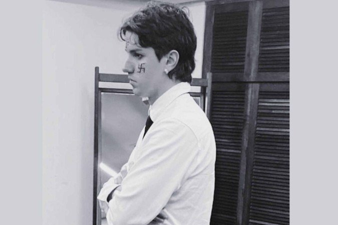 O formando, identificado como Vinicius Krug de Souza, alegou que o símbolo fazia apologia ao hindu - (crédito: Reprodução/ASSUFRGS-Sindicato) O formando, identificado como Vinicius Krug de Souza, alegou que o símbolo fazia apologia ao hindu - (crédito: Reprodução/ASSUFRGS-Sindicato)