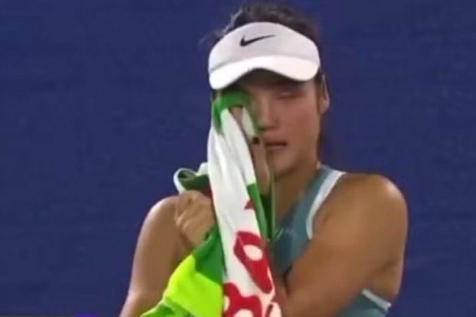 Emma Raducanu chora após reconhecer stalker em arquibancada de estádio - (crédito: Reprodução) Emma Raducanu chora após reconhecer stalker em arquibancada de estádio - (crédito: Reprodução)